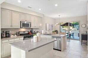 Køleskab, mikrobølgeovn, ovn, kogeplade