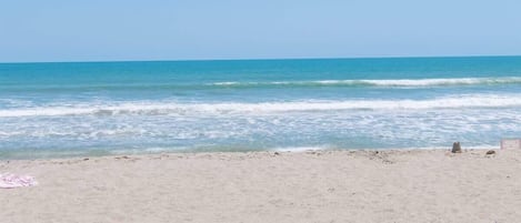 Chaises longues, serviettes de plage