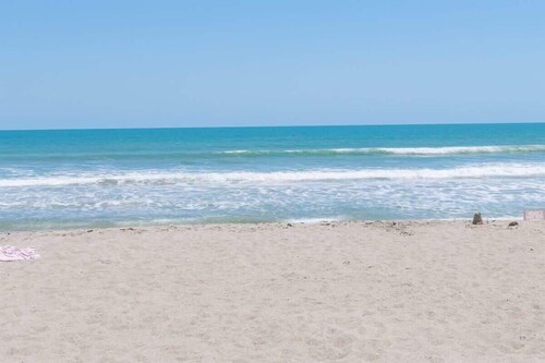 Beach Breeze: 2B/2B, 4th Floor with Coastline Views