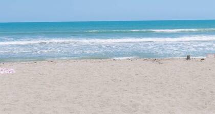 Beach Breeze: 2B/2B, 4th Floor with Coastline Views