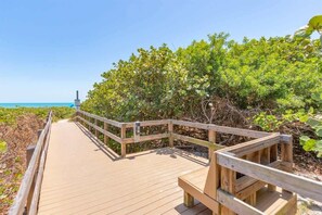 Property grounds - Beach Breeze: 2B/2B, 4th Floor with Coastline Views (Cape Canaveral)