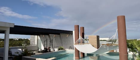 Inomhuspool och utomhuspool