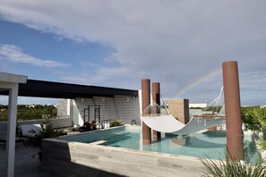 Alberca techada y alberca al aire libre