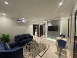 Apartamento luxo | Área de estar | Smart TV 5 polegadas com canais via satélite, TV