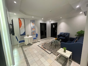 Deluxe-Apartment | Wohnbereich | 5-Zoll-Smart-TV mit Satellitenempfang, Fernseher
