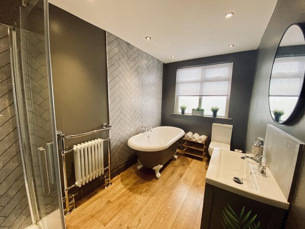 Regadera, amenidades de baño gratuitas, secadora de cabello, toallas