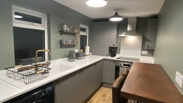 Fridge, oven, stovetop, electric kettle