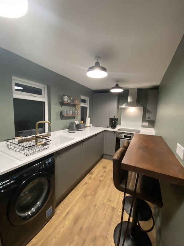 Fridge, oven, stovetop, electric kettle
