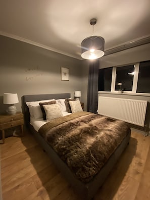 3 bedrooms, desk, iron/ironing board, WiFi