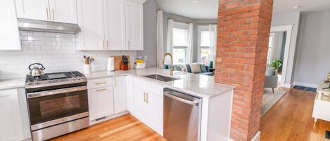 冷蔵庫、電子レンジ、オーブン、コンロ