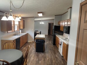 Fridge, microwave, oven, stovetop - Black River Retreat 5 Minutes from Jeff’s Canoe Rental /K Bridge (Redford)