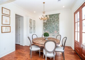Dining - great new home close to campus and square (Oxford)