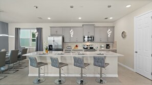 Kühlschrank, Mikrowelle, Ofen, Geschirrspüler