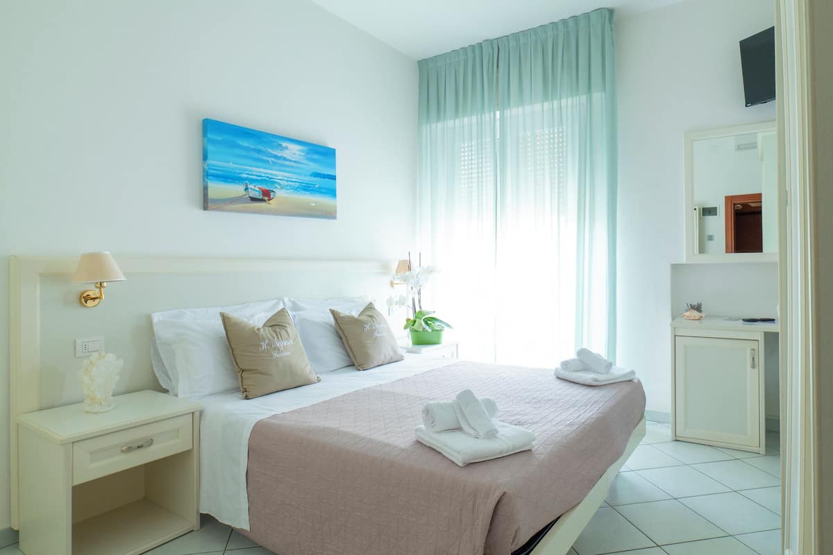 Kamer, 1 twee- of 2 eenpersoonsbedden | Donzen dekbedden, geluiddichte muren, gratis wifi, beddengoed