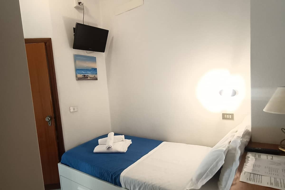 Economy eenpersoonskamer | Donzen dekbedden, geluiddichte muren, gratis wifi, beddengoed