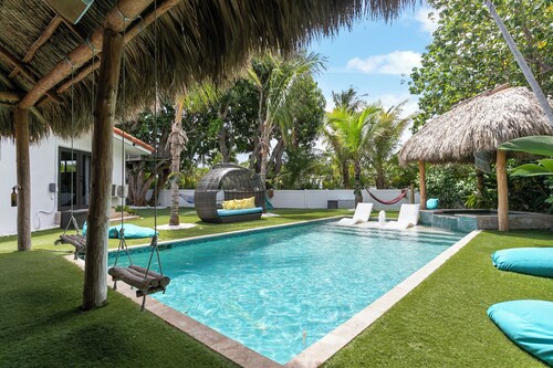 EAST of A1A WITH Private Beach Guest house, Heated Pool, AND 6 seater Golf Cart!