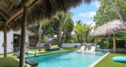 EAST of A1A WITH Private Beach Guest house, Heated Pool, AND 6 seater Golf Cart!