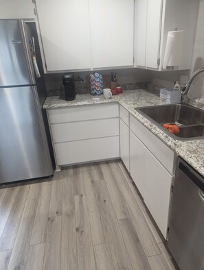 Een koelkast, een microgolfoven, een oven, een kookplaat