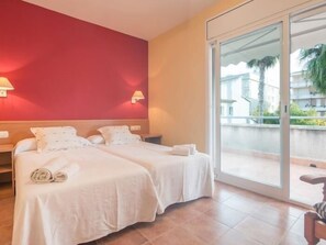 4 bedrooms, iron/ironing board, internet, bed sheets