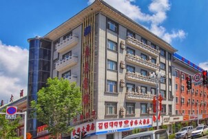 Un immeuble à plusieurs étages, dont l’enseigne est bien visible sur la façade.