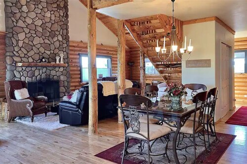 Spacious Chic Cabin with Gorgeous Views, Outdoor Lounge, Family Friendly