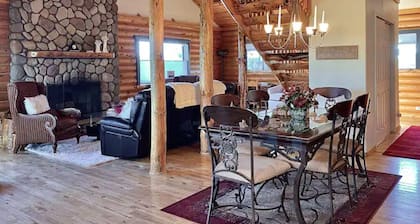 Spacious Chic Cabin with Gorgeous Views, Outdoor Lounge, Family Friendly