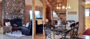 Spacious Chic Cabin with Gorgeous Views, Outdoor Lounge, Family Friendly