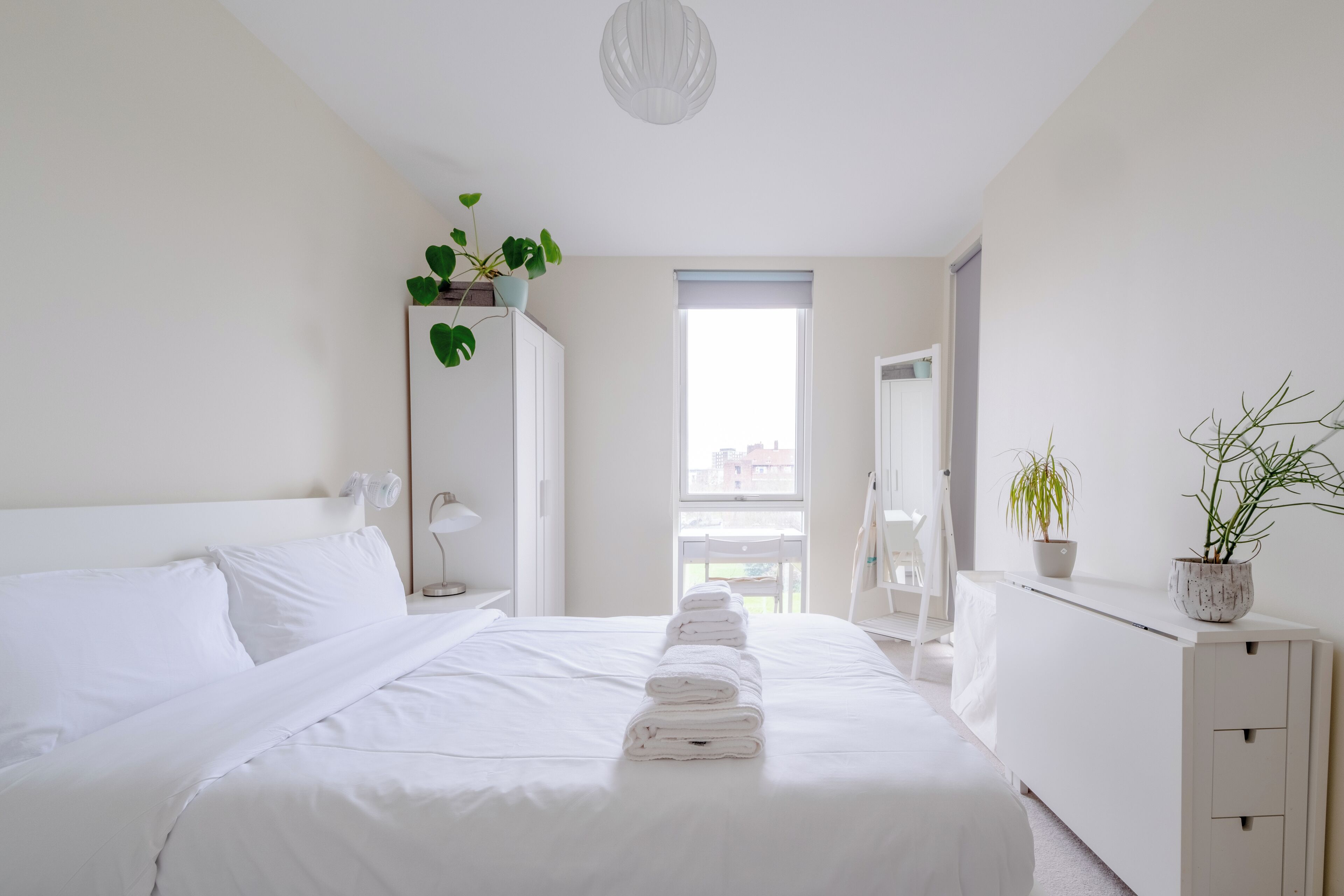 2 室のベッドルーム、デスク、アイロン / アイロン台、インターネット