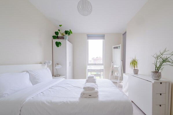 2 soverom, skrivebord, strykejern/-brett og internettilgang