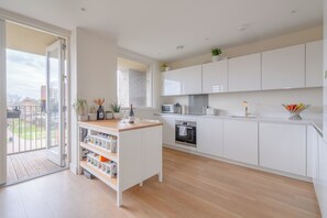 Kjøleskap, mikrobølgeovn, ovn og kokeplater