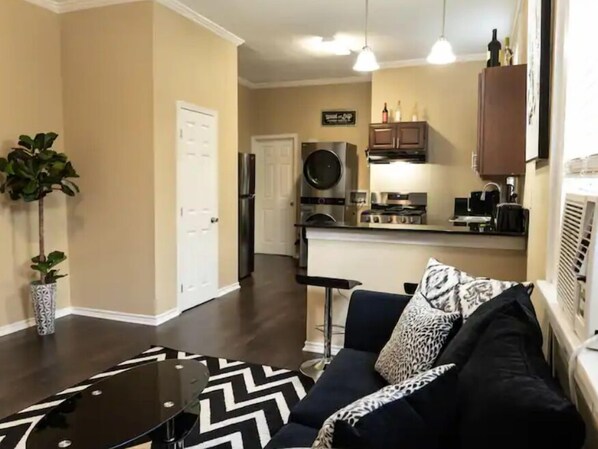 TV - Cozy Historic Home with a Contemporary Twist (New Orleans)