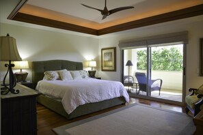 3 slaapkamers, een bureau, een strijkplank/strijkijzer, reisbedje