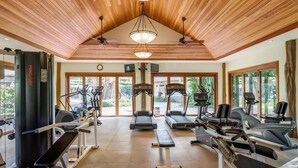 Una palestra con tapis roulant, cyclette e macchinari per l'allenamento con i pesi.