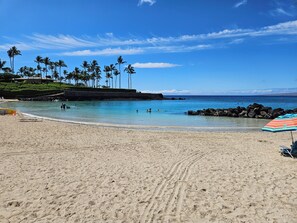 Ligstoelen aan het strand, strandlakens