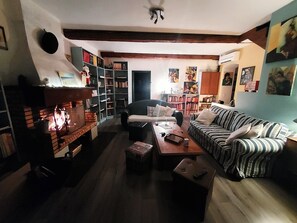 Smart TV, chimenea, tenis de mesa y libros 