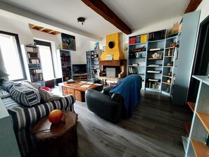 Smart TV, chimenea, tenis de mesa y libros 