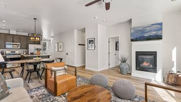 TV connectée, cheminée, livres, espaces bureaux