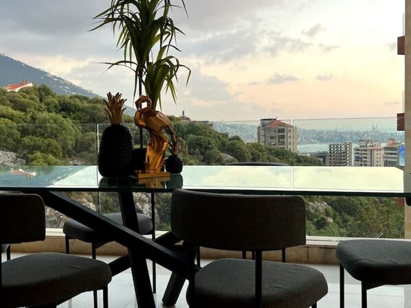 Outdoor dining - Modern Prestigious 24-hour Electricity 5 min from the Beach! (Ghazir)