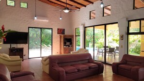 Een smart-tv, boeken en een stereo