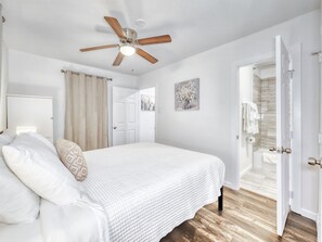 1 bedroom, in-room safe, desk, iron/ironing board - Cozy 1 Bed | UH | MED | Museum | NRG | Night Life (Houston)