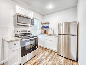 Fridge, microwave, oven, stovetop - Cozy 1 Bed | UH | MED | Museum | NRG | Night Life (Houston)