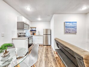 Fridge, microwave, oven, stovetop - Cozy 1 Bed | UH | MED | Museum | NRG | Night Life (Houston)