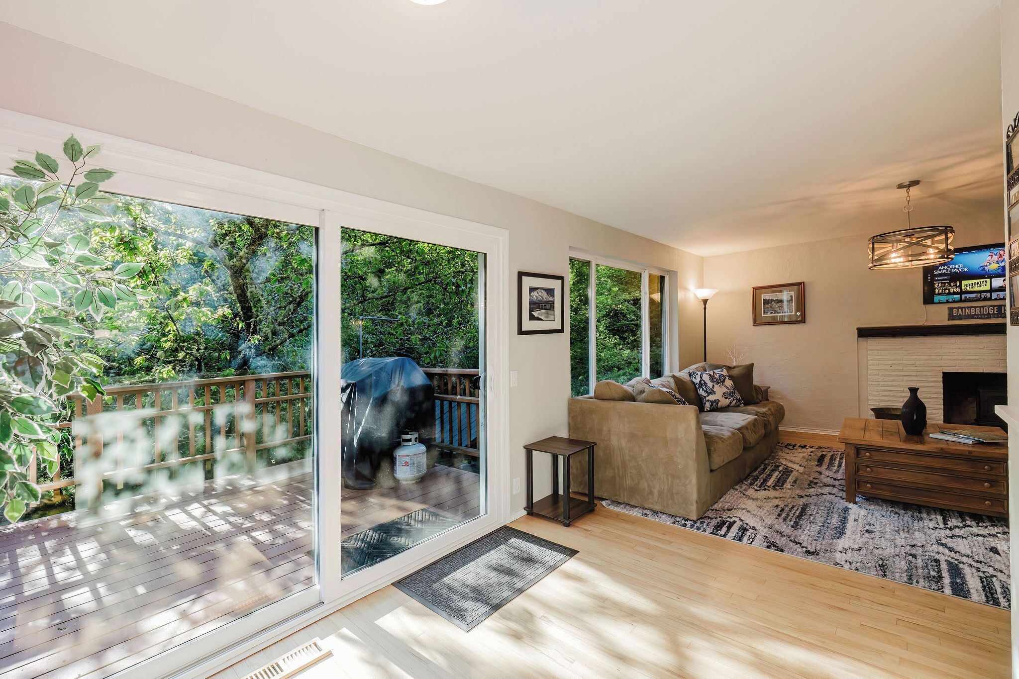 スマートテレビ、暖炉、テーブルサッカー台、書庫