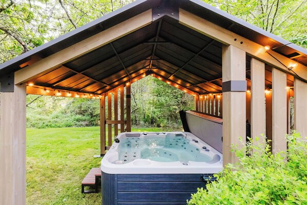 Tina de hidromasaje al aire libre