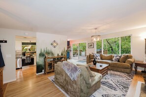 Smart TV, chimenea, futbolito, libros