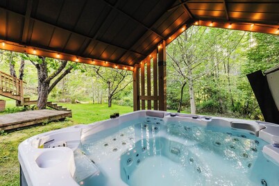 Hot Tub / Home Theater / Private Acre / Walk to Beach / Family and Dog friendly
