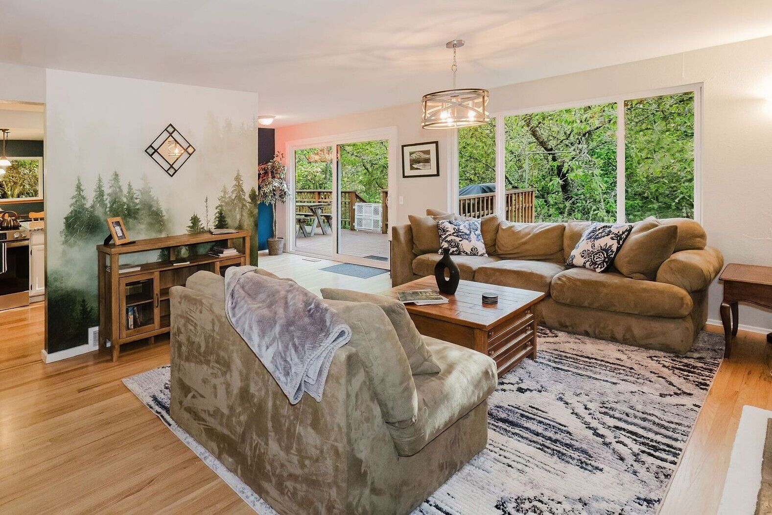 智能电视、壁炉、桌上足球、书