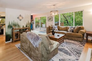 Smart TV, chimenea, futbolito y libros