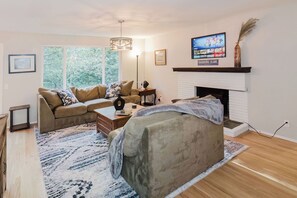 Smart TV, chimenea, futbolito, libros