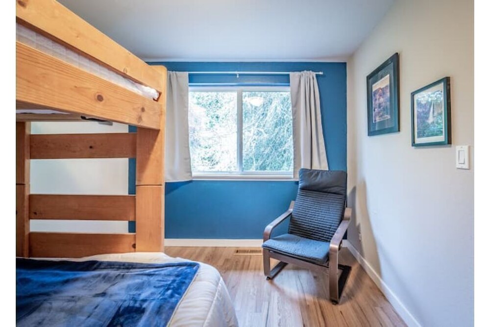 Lovely & Spacious Family Getaway, 4BD/2BA walk to beach, dogs Bainbridge Island Vrbo